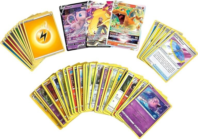 Uitgewaaierde stapels Pokémon-kaarten met energiekaarten, Trainer-kaarten en enkele V en VMAX-kaarten