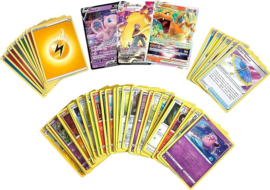 Uitgewaaierde stapels Pokémon-kaarten met energiekaarten, Trainer-kaarten en enkele V en VMAX-kaarten