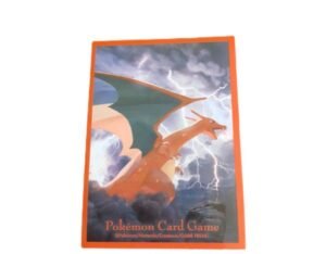 Losse sleeve met een vliegende Charizard tussen onweerswolken, oranje rand