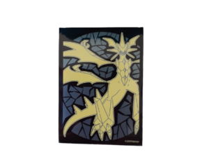 Losse Forbidden Light sleeve met gele Ultra Necrozma op een zwarte achtergrond