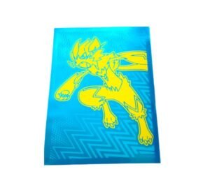 Losse Lost Thunder sleeve met gele Zeraora op een blauwe achtergrond