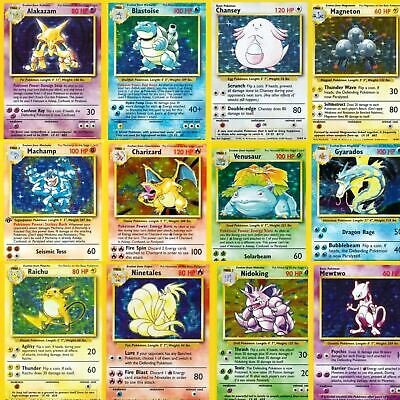 Raster van holo Pokémon-kaarten uit de Base Set, waaronder Charizard, Blastoise en Mewtwo