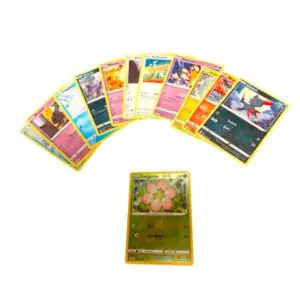Mini bundel Pokémon-kaarten: een waaier van losse kaarten met een reverse holo kaart eronder