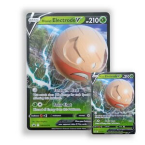 Jumbo Pokémon-kaart Hisuian Electrode V naast de gewone kaart, om het formaatverschil te tonen